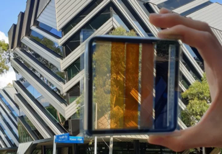 Prototipo de una célula solar semitransparente de perovskita. Foto: EFE