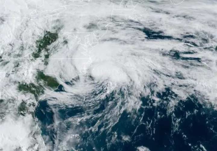 La tormenta tropical, que se adelantó a la temporada de huracanes que comienza el 1 de junio y termina el 30 de noviembre, avanza hacia el norte noreste a 24 kilómetros por hora (15 millas). FOTO/EFE