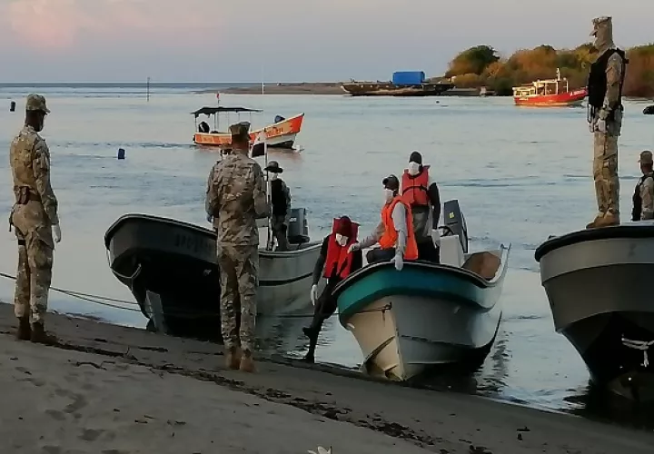 Los pescadores fueron trasladados a la base donde los evaluaron médicamente. 