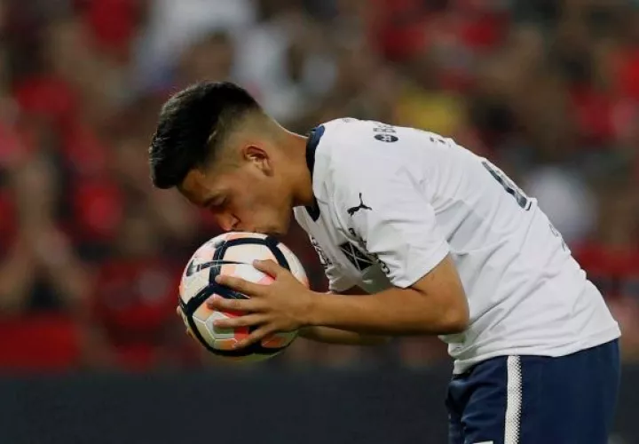 No se podrá 'besar el balón antes, durante y después del partido, según informó la Conmebol.  Foto:EFE