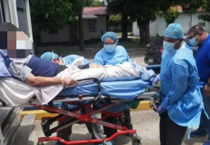 En medio de aplausos y alabanzas a Dios como agradecimiento, personal de salud despidieron a estas dos personas, deseándoles suerte.