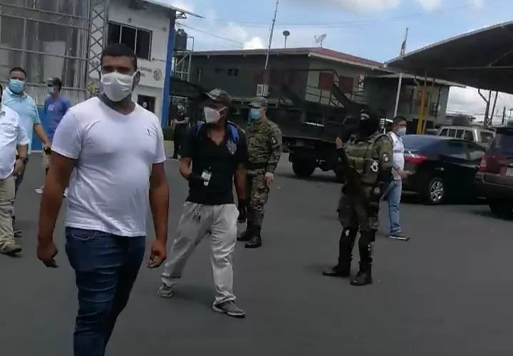 Tras el cierre de la frontera por más de tres horas las autoridades de Panamá se comprometieron a conversar con las autoridades costarricenses para esclarecer el tema y que los transportistas de ambos países no se vean afectados.