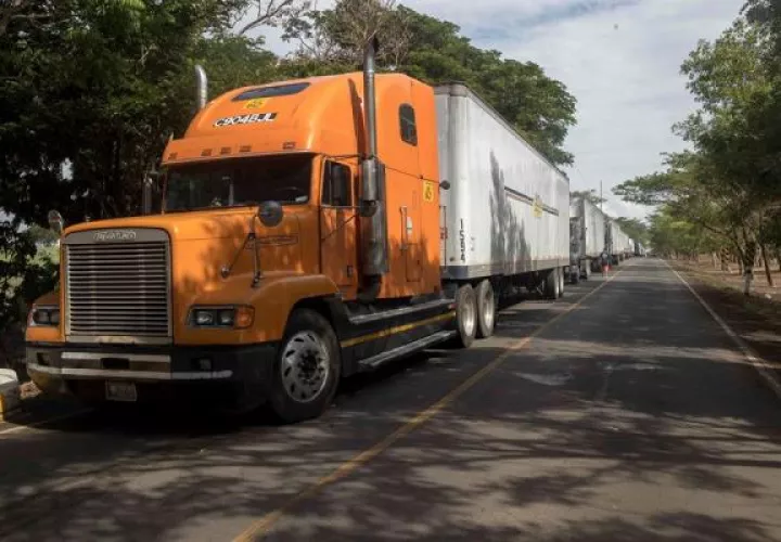 La flexibilización consiste en permitir a los transportistas extranjeros despachar carga en granel, en refrigeración o productos peligrosos directamente a sus clientes, y que todos puedan levantar carga en almacenes fiscales definidos por Costa Rica con un plazo de estadía en el país mayor a las 72 horas que estaban estipuladas. FOTO/EFE