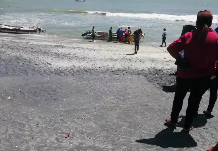 Según indican los pescadores, el fuerte olor proveniente de la playa se puede percibir a varios metros de distancia.