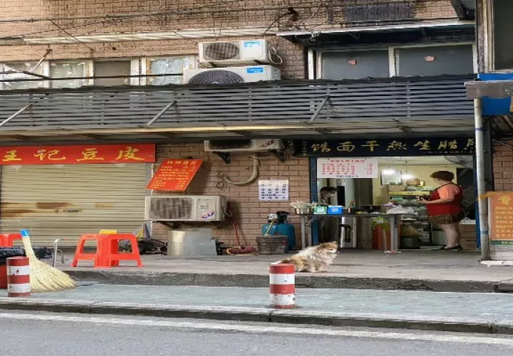 Una fotografía proporcionada por Rosanna Yu muestra una calle cerca de su casa en Wuhan, China. (Rosanna Yu vía The New York Times)