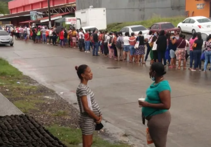 Hubo largas filas en los supermercados en la provincia de Colón