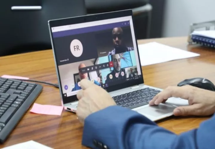Arab, junto a su equipo de trabajo y la gerencia de proyectos (PM), realizaron una exposición sobre los procesos e instalación de equipos de bioseguridad.