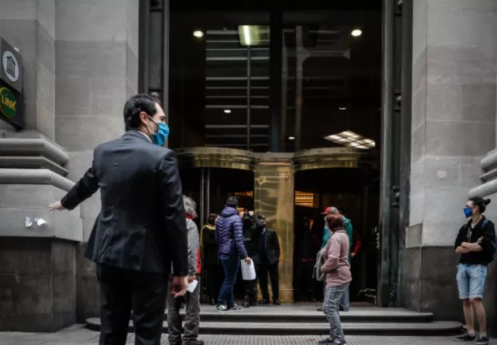 Argentina decidió alargar diez días más las negociaciones con poderosos fondos de inversión.