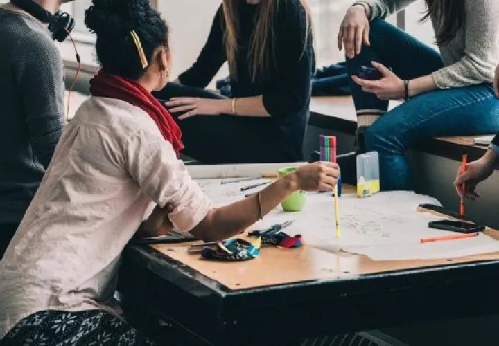 Los jóvenes van a terminar aplazando sus estudios o incluso saliendo de ellos, porque demorar la formación genera gastos adicionales. EFE