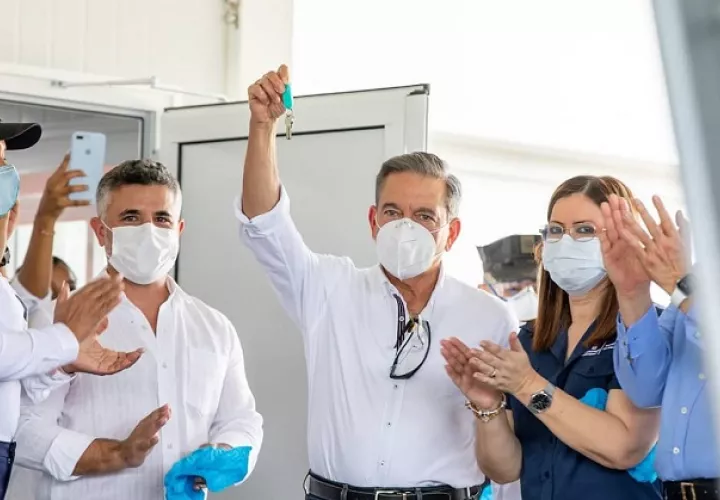 La ministra de Salud, Rosario Turner, junto al presidente de la República, Laurentino Cortizo. 
