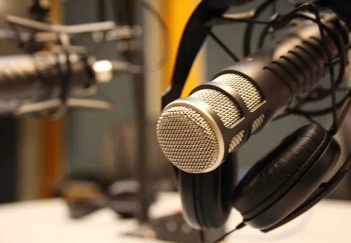 El horario en el que se dictarán las clases a través de la radio será de 11:00 a.m. a 12:00 m.d.