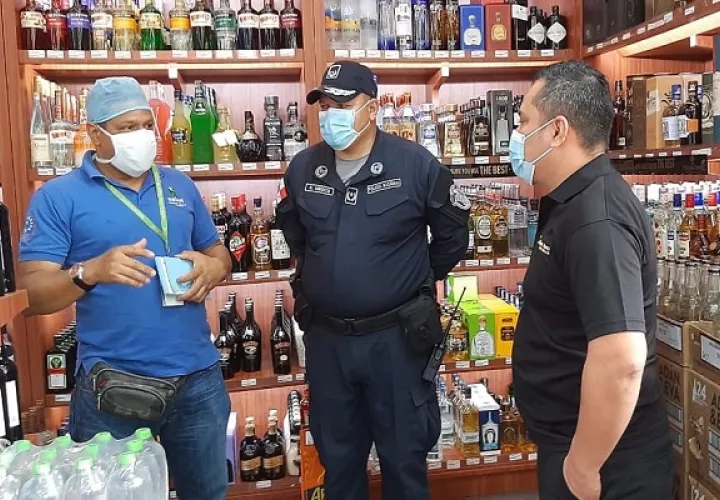 La policía se mantiene vigilante para que se venda la cantidad de licor establecida.