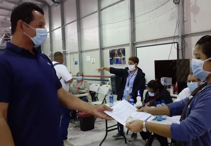 Antes de ser evacuados los trabajadores fueron revisados por el Minsa.