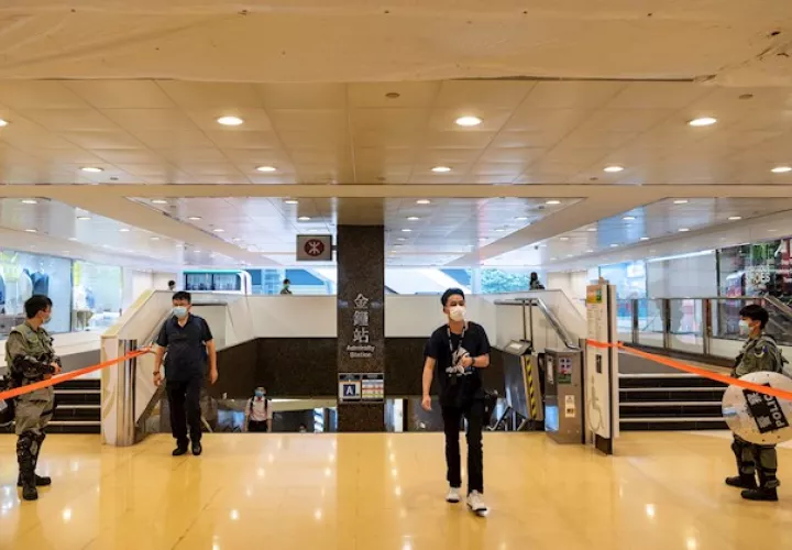Aunque algunas de las medidas de prevención y limitación de movimientos que tomó el país sí se han relajado, sigue vigente el veto, iniciado el 28 de marzo, de entrada al país a los extranjeros, incluso los residentes en China, salvo algunas excepciones.