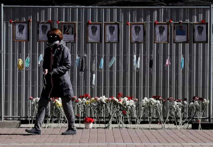Este viernes solo los autobuses con banderitas de Rusia y de la ciudad de Moscú y las banderas que decoran algunos edificios recuerdan a los residentes que hoy es el Primero de Mayo, que da inicio a un largo puente durante el cual se celebran tradicionalmente conciertos, espectáculos y festivales.
