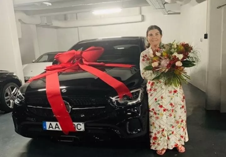 Dolores Aveiro junto a su nuevo auto.