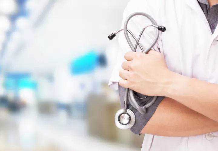 La falta de esta certificación, según los afectados, no les permite sumarse al equipo de salud. Ilustrativa / Freepik