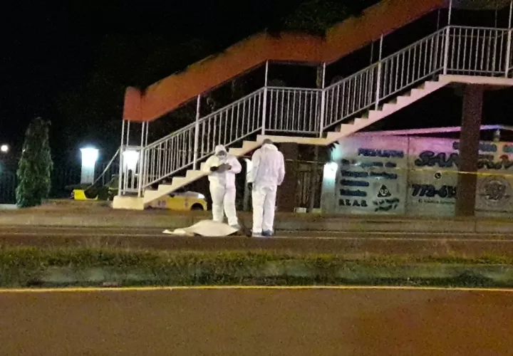 A varios metros del cuerpo se  observaba una mochila que utilizaba este indigente. Foto: Mayra Madrid.