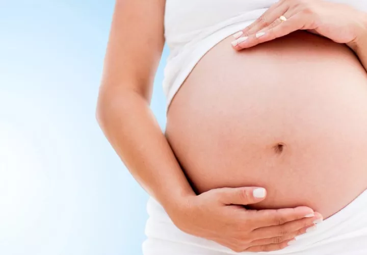 Si una paciente en estado de gestación presenta síntomas como fiebre, tos seca, dificultad para respirar, debe informarle a su ginecólogo.  Pixabay
