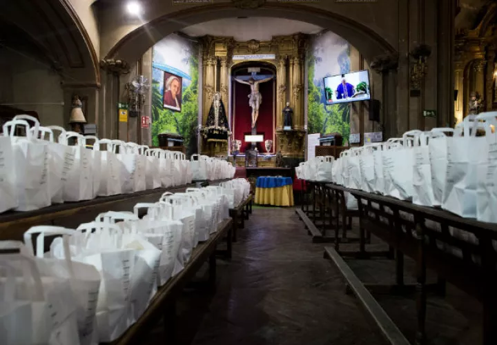 Bolsas de cocido solidario para repartir a las puertas de la Iglesia de San Antón en Madrid. Fotos: EFE.
