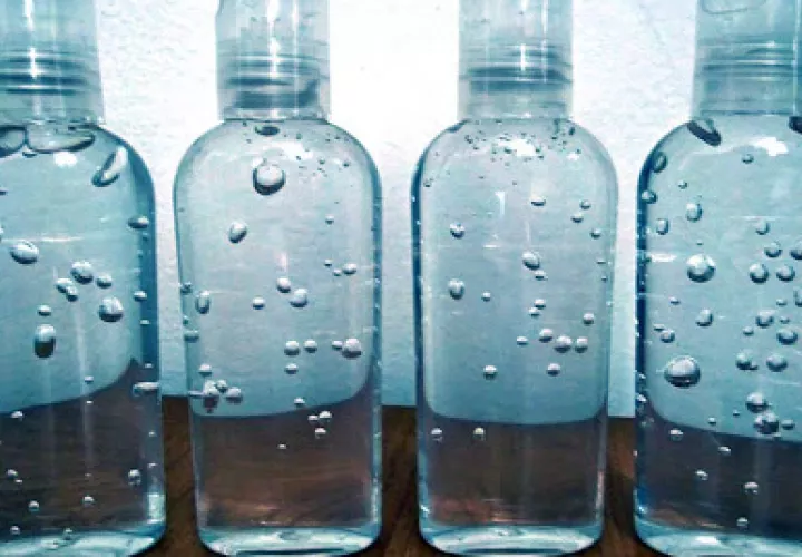 Además de gel alcoholado Aduanas ha decomisado otros productos como licor y cigarrillo.