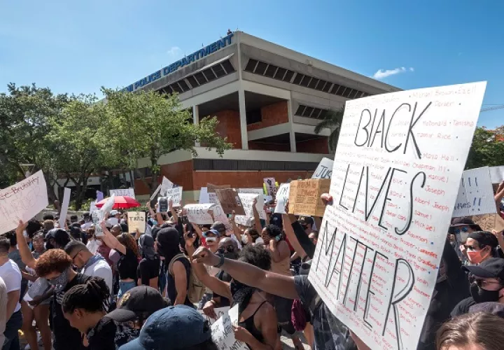 Los manifestantes en el Downtown de Miami llevaron carteles en los que se leían frases como "Black people are loved". EFE