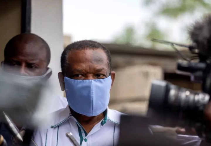 Yves Jean-Bart, presidente de la Federación Haitiana de Fútbol, ​​con una mascarilla protectora azul claro, llega a un tribunal para una audiencia. Foto:AP