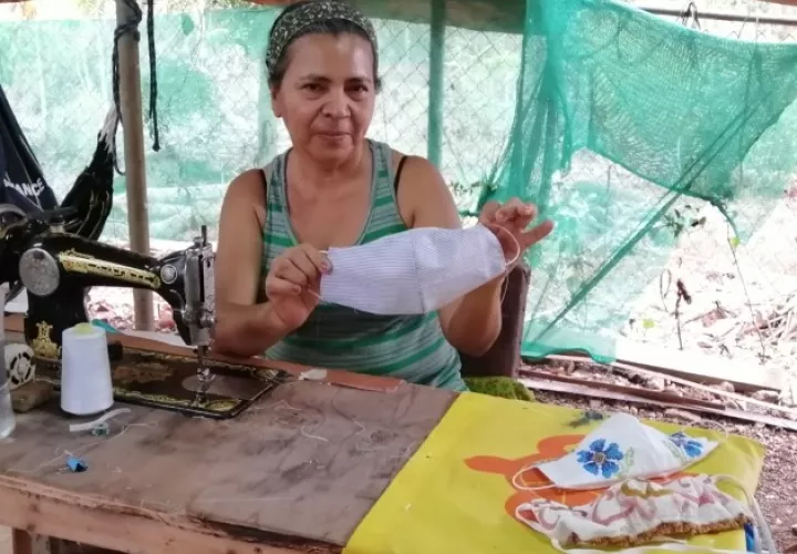 Han logrado acercamientos con representantes de la música típica panameña, y personas en el exterior del país, interesados en conseguir las vistosas prendas. Foto/Thays Domínguez