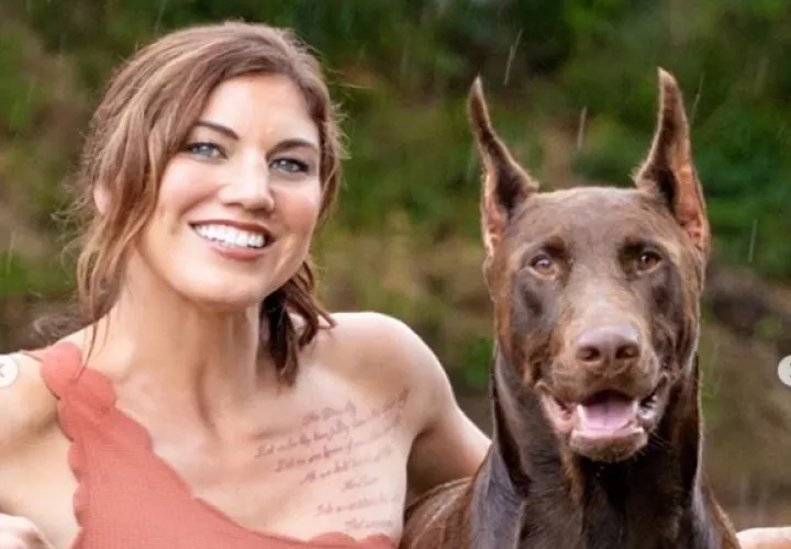 Hope Solo junto a su perro Conan.
