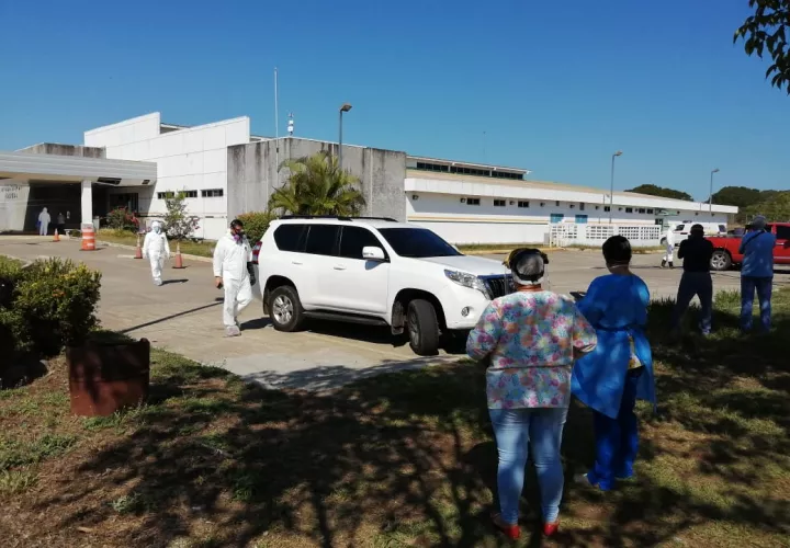 Los primeros en recibir las vacunas fueron los funcionarios de salud, organismos de seguridad y los funcionarios de diferentes instituciones que están al frente del Plan Panamá Solidario. FOTO/José Vásquez
