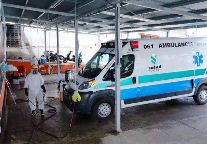 Todas las ambulancias o transporte que traslada a pacientes es debidamente limpiado con amonio cuaternario.