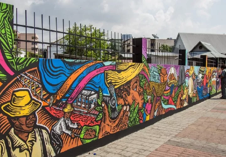 La artista Martanoemí Noriega realizó este mural justo antes de la entrada del Museo Afro-Antillano.  Cortesía