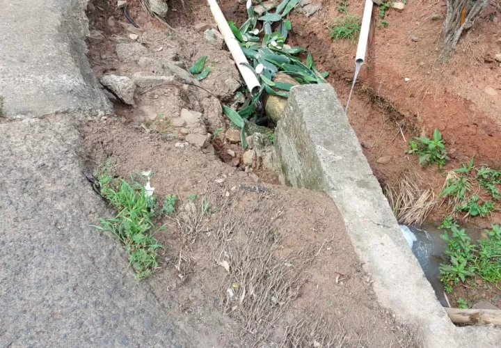 Personal del Ministerio de Obras Públicas (MOP) constató que un tramo de la vía La Revolución, ha sido socavado por la fuerza del agua, por lo que se requerirá de mayores trabajos en ese punto.