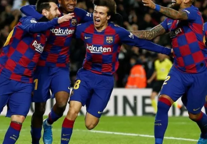 Messi festeja con jugadores del Barcelona. Foto:EFE