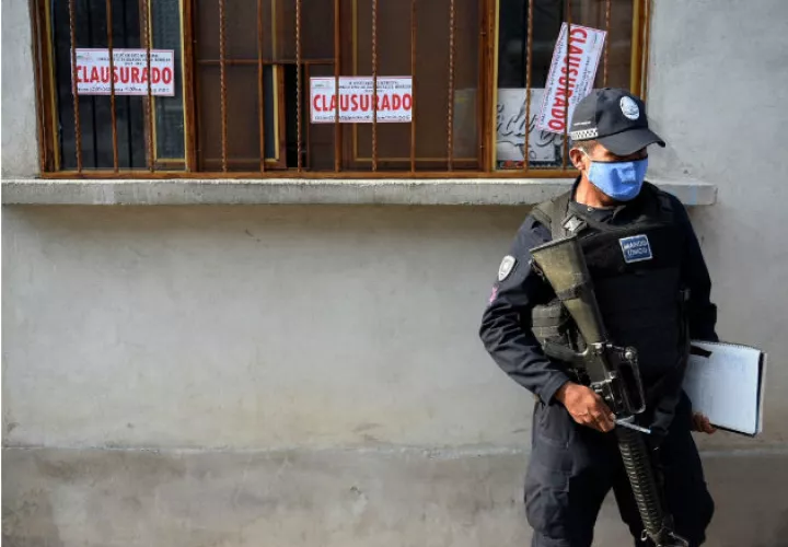 Sepelio de una persona fallecida tras ingerir alcohol adulterado en Morelos, México. Fotos: EFE.