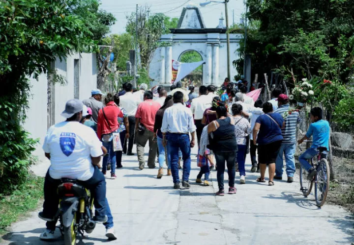 Sepelio de una persona fallecida tras ingerir alcohol adulterado en Morelos, México. Fotos: EFE.