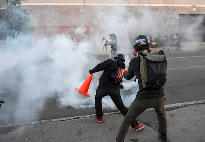 "Alerta de emergencia extrema: Mineápolis está bajo un estricto toque de queda a partir de las 8pm. Váyase a casa o a lugares cerrados seguros. Evite los exteriores".