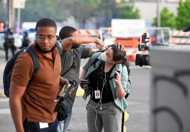 Entre los detenidos figura el fotógrafo de EPA, puesto más tarde en libertad, mientras que el periodista de Efe logró sortear el arresto en medio del caos.