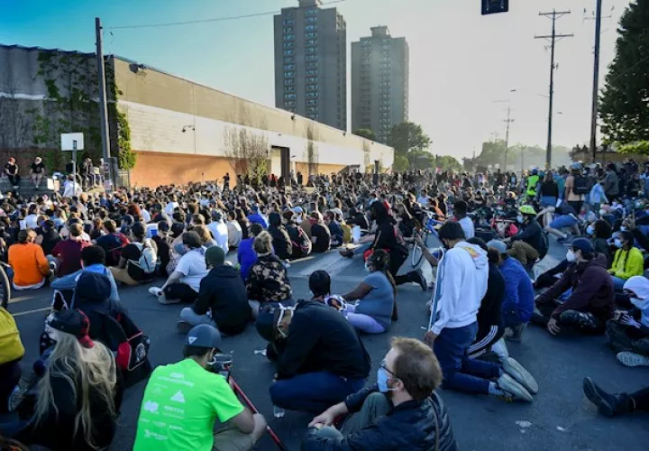 La brutalidad policial, la chispa que encendió las protestas a inicios de semana por el asesinato del afroamericano George Floyd, fue también lo que las aplacó, al menos de momento.