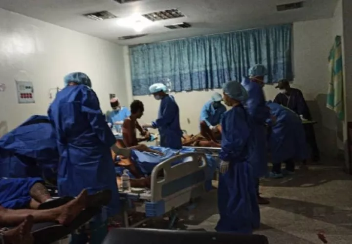 Los reclusos heridos en el motín en el penal de Guanare, en el Estado venezolano de Portuguesa, son atendidos en un centro hospitalario. Foto tomada de @carlosi_suarez