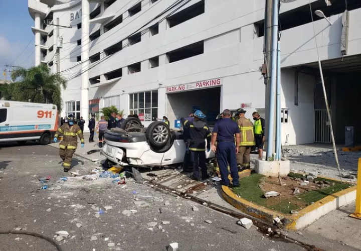 El Cuerpo de Bomberos procedió a  las labores de liberación de la conductora, sin embargo poco después se informó de su muerte.