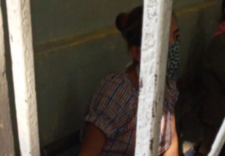 Mujer estuvo más de nueve horas detenida por violar cuarentena por COVID-19.