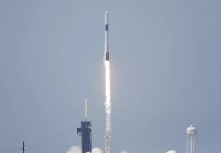 Doce minutos después del despegue, la cápsula Crew Dragon se separó completamente de la segunda parte del cohete Falcon 9 y puso rumbo a la EEI dónde los astronautas pasarán entre seis y dieciséis semanas realizando investigaciones técnicas y científicas antes de volver a la Tierra. FOTO/EFE