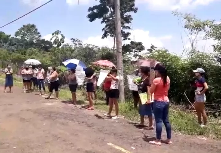 Las familias optaron por salir a protestar en las calles, aun cuando estaba vigente la cuarentena absoluta, decretada por el Ministerio de Salud (MINSA).