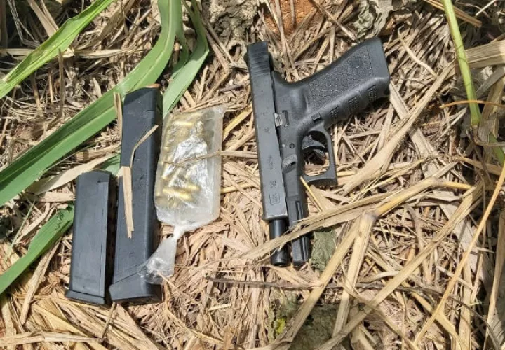 Se encontró una pistola 9 milímetros, proveedores y municiones. Fotos: Diómedes Sánchez. 