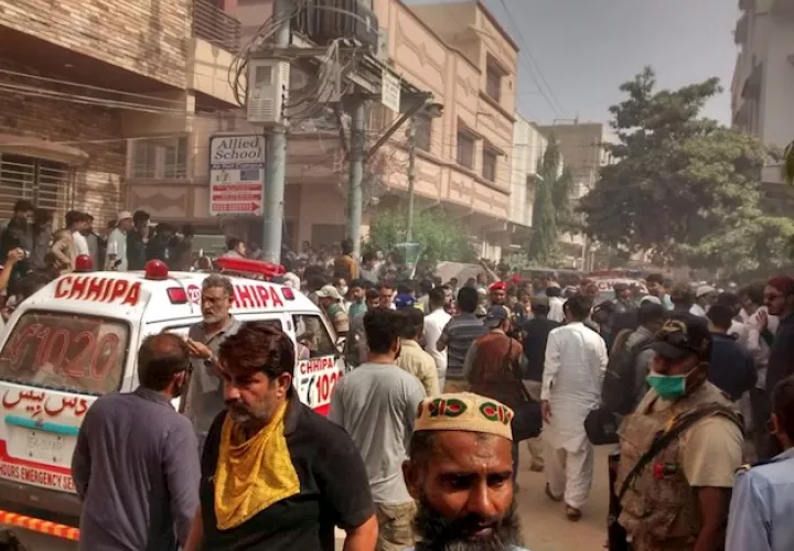 La fuente indicó que el avión transportaba a 99 pasajeros y ocho miembros de la tripulación desde la ciudad de Lahore a Karachi, capital económica del país asiático.