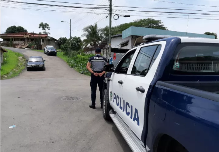 La Policía de Menores acudió al sitio ante el llamado de auxilio de los moradores. Foto: Mequíades Vásquez. 