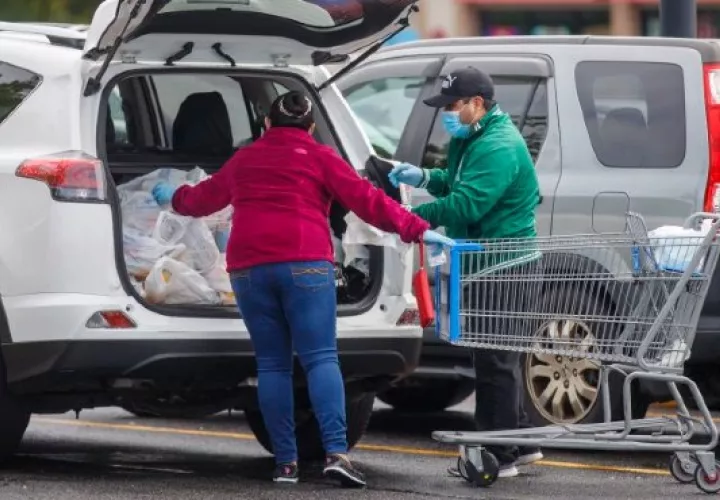 Los compradores cargan sus alimentos durante la pandemia de coronavirus COVID-19 en un Walmart. EFE