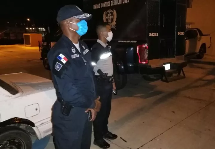 Los policías son los encargados de hacer cumplir la cuarentena. Archivo