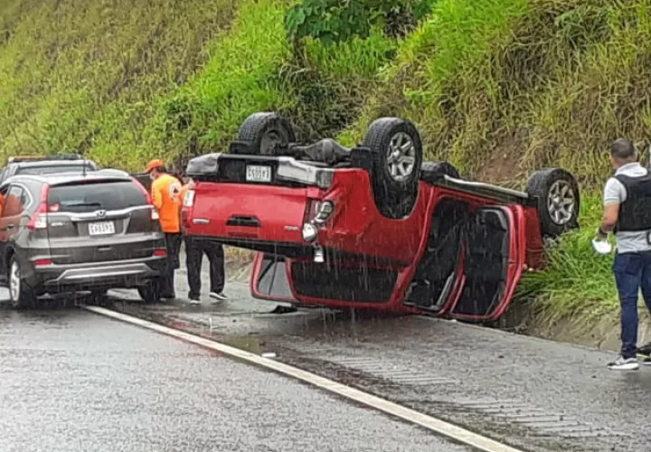 Tras chocar con el barranco, el pick up quedó con las llantas hacia arriba. Foto: Melquíades Vásquez.